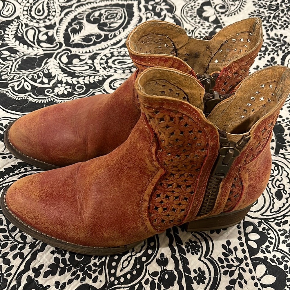 Reddish/tan cirlcle g by corral leather cutout booties size 8